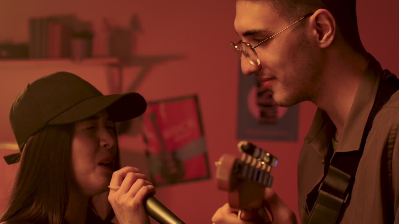 밴드가 함께 연주합니다.