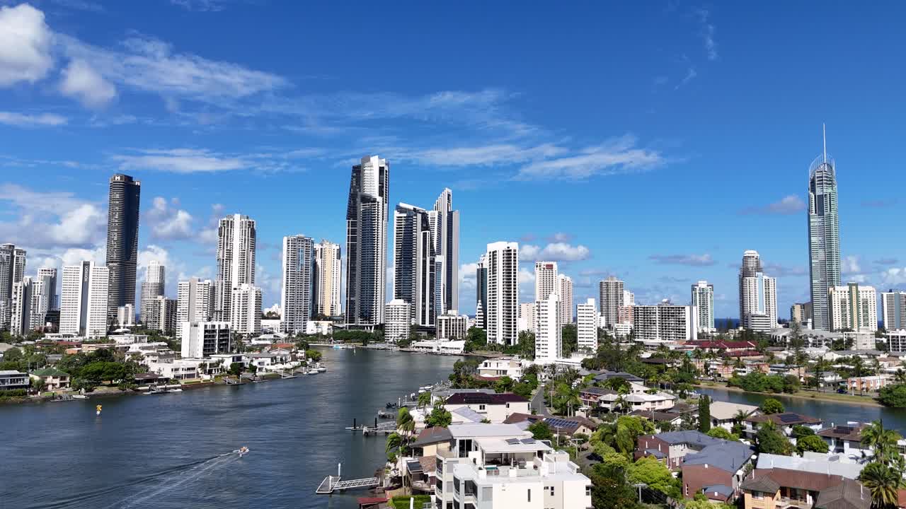 골드 코스트 시내 풍경을 지나가는 요트