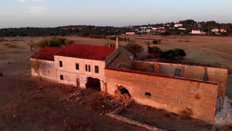 Vista-De-Paralaje-Del-Desmantelamiento-De-La-Antigua-Casa-En-Albufeira,-Portugal-Durante-La-Puesta-De-Sol.