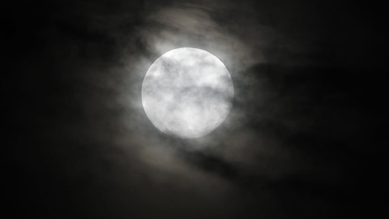 embrujado espeluznante cerca de la luna llena con espeluznantes nubes oscuras moviéndose en primer plano, perfecto para halloween, imágenes celestiales de temática oscura y aterradora