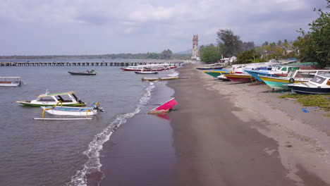 4K-FOOTAGE-BROKEN-BOATS-AND-SHIPS-AFTER-EARTHQUAKE-AT-BEACH-IN-LOMBOK,-INDONESIA