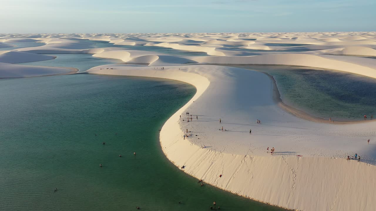 parque nacional lencois maranhenses, maranhao, brasil. las dunas de arena y los lagos de agua de lluvia paisaje. parque nacional lenkois maranhennes, maranhão, brasil. puesta de sol en las montañas de arena de lencois maranhenses.