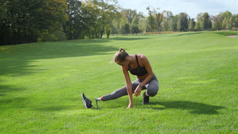 Mujer-Discapacitada-En-Forma-Estirando-Las-Piernas-En-El-Parque.-Señora-Preparándose-Para-Hacer-Ejercicio-Al-Aire-Libre