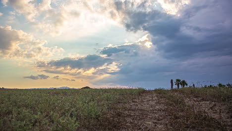 Zeitraffer-Des-Untergangs-Der-Sonnenscheibe-Zwischen-Feurigen-Wolkenschichten,-Die-Sich-Am-Dynamischen-Himmel-Bilden