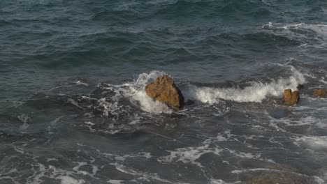 Olas-Del-Mar-Agitadas-Rompiendo-Sobre-La-Roca-En-Cámara-Lenta