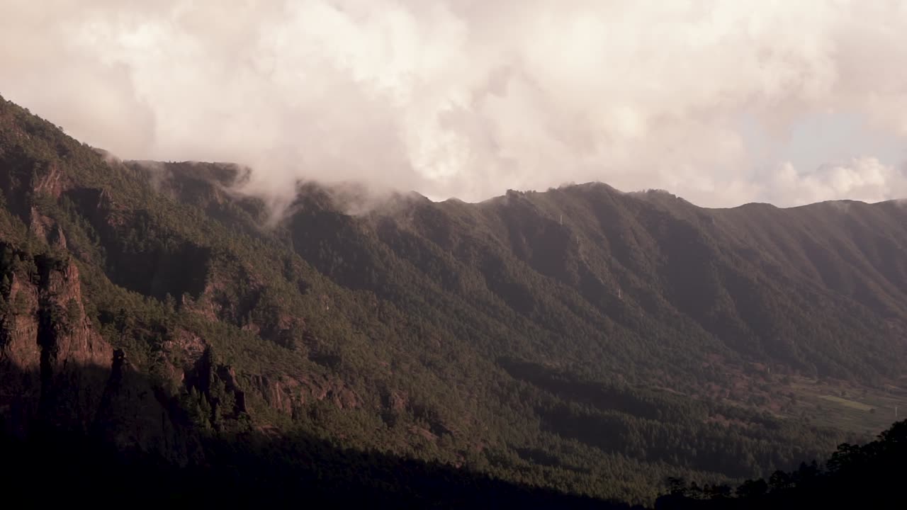 nubes moviéndose lentamente sobre cumbe vieja durante la puesta de sol en la isla de la palma