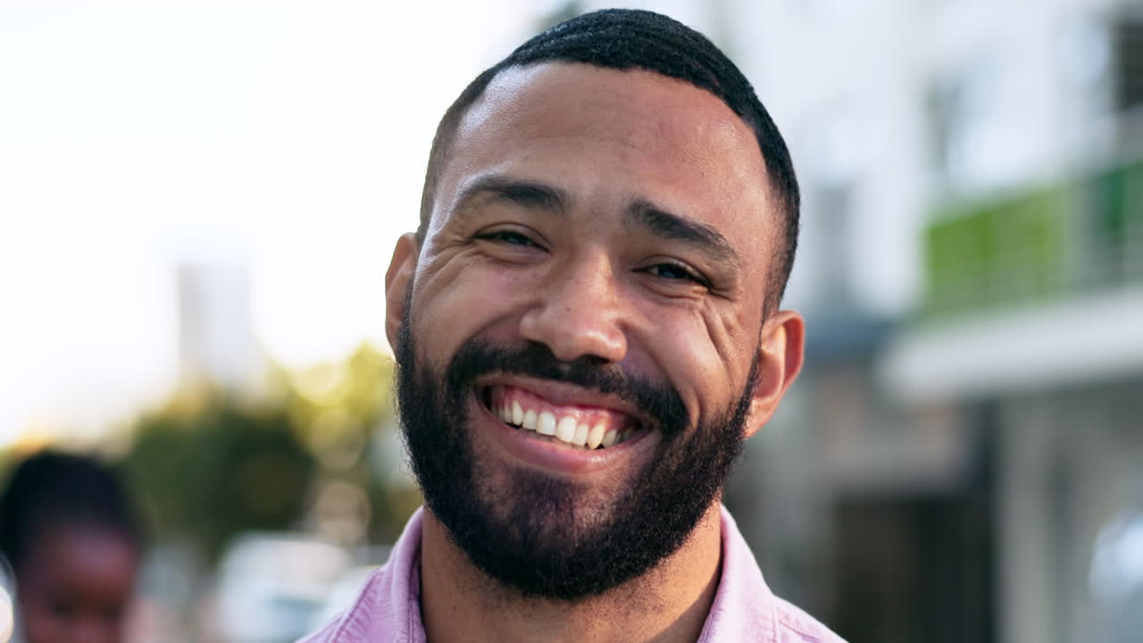 hombre feliz, retrato y profesional