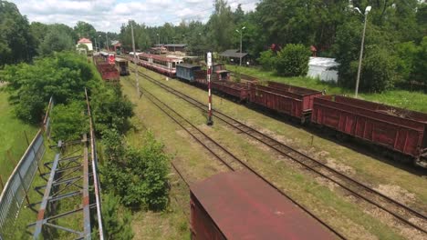 Dynamische-Drohnenaufnahme-Von-Alten-Rostigen-Eisenbahnwaggons