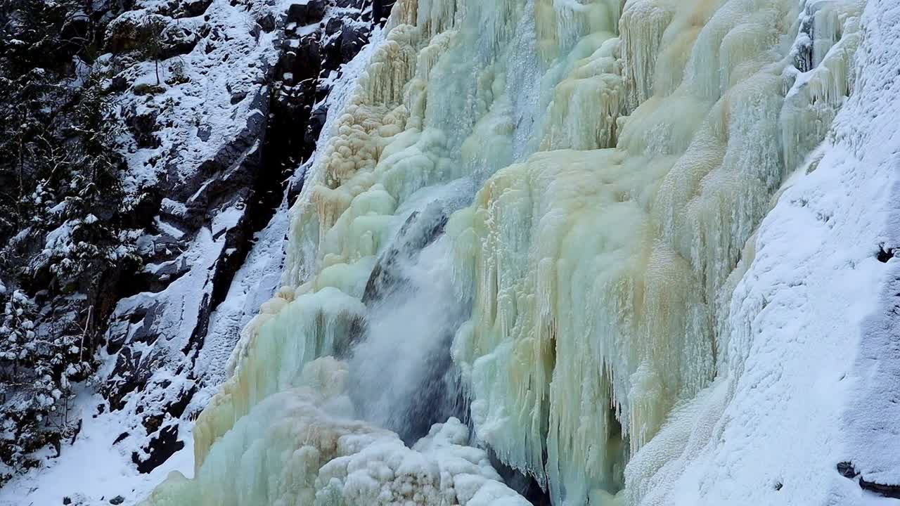 frío día de invierno junto a la cascada congelada