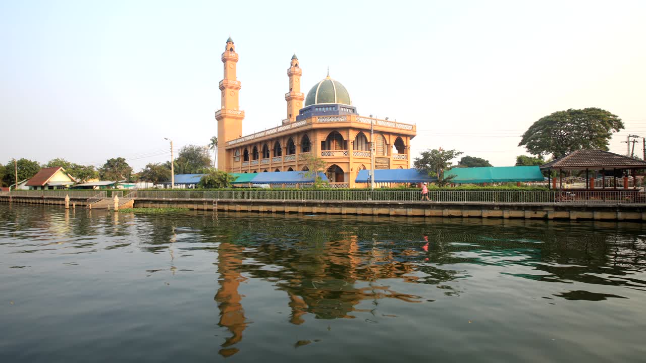 masjid yamiun ibada (ban thang khwai) es una hermosa mezquita en bangkok, tailandia