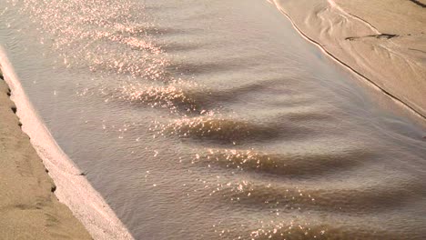 Erosión-De-Arena-Costera-De-4k-En-La-Playa-Después-De-Fuertes-Lluvias-Mientras-El-Agua-Se-Abría-Camino-Hacia-El-Océano