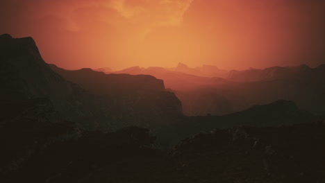 Dramatischer-Himmel-über-Felsigen-Bergen-Bei-Sonnenuntergang