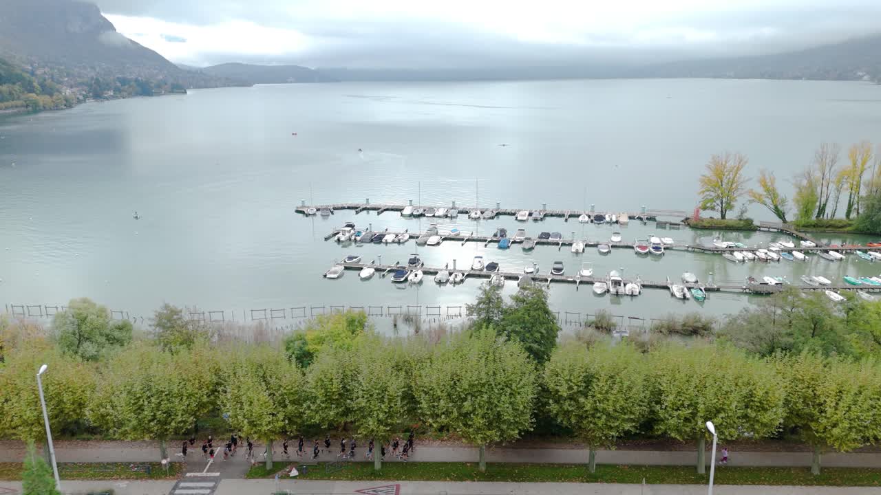 воздушный снимок бегущей группы, тренирующейся рядом с гаванью в бордо