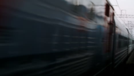 del tren de oposición de pasajeros que viene