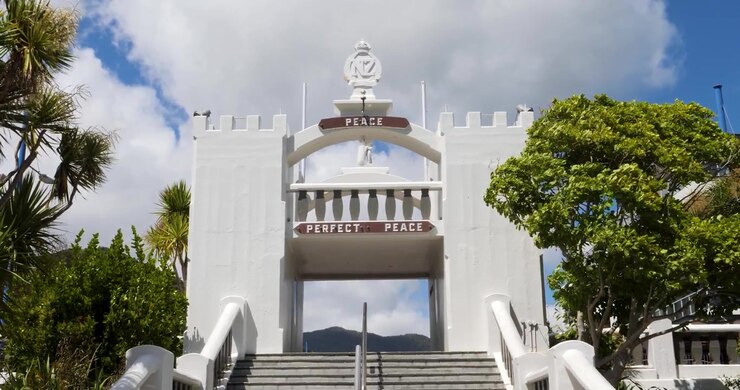 Memoriale di guerra e scalinata di Picton, Nuova Zelanda. Questo memoriale commemora i soldati caduti della Prima e della Seconda Guerra Mondiale residenti a Picton che hanno servito nelle Forze Armate della Nuova Zelanda