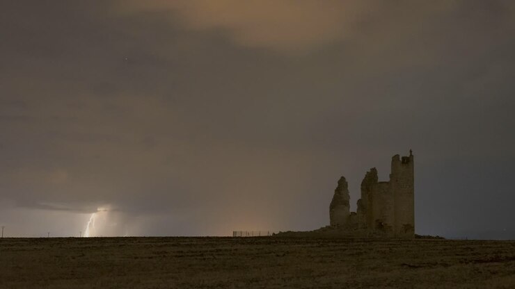 ruinas del castillo contra el cielo tormentoso