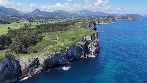 Dramatische-Küste-Im-Sommer-Asturien-Spanien-Drohne,-Luftaufnahme