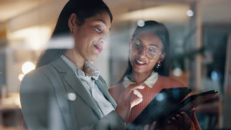 Mujeres-De-Negocios,-Tableta-Y-Trabajo-En-Equipo-En-La-Noche