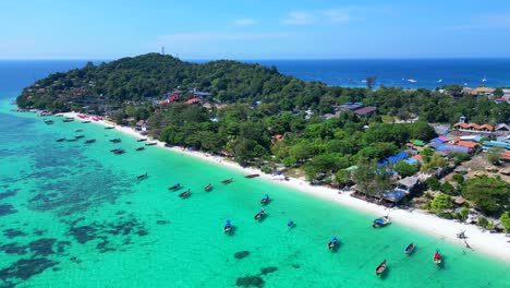 Barcos-De-Cola-Larga-En-La-Playa-De-Ensueño-En-Aguas-Turquesas