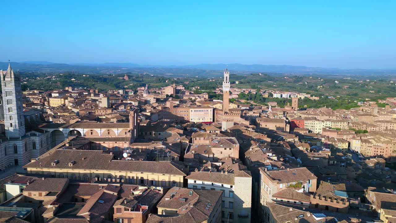 torre de la iglesia suave vista aérea de arriba vuelo ciudad medieval de siena toscana italia
