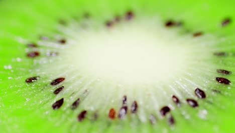 una rebanada de kiwi fresco y jugoso gira lentamente.
