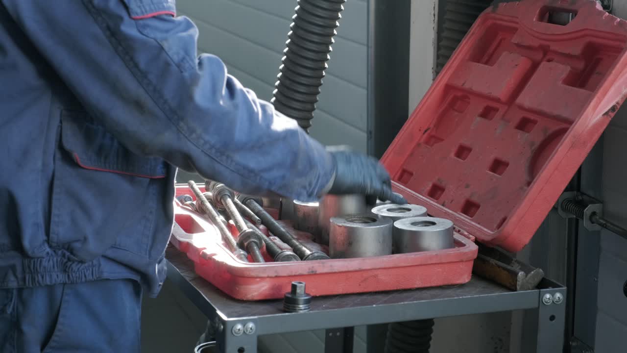 mecánico eligiendo un conjunto de herramientas. destornilladores en el caso. reparación