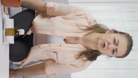 vídeo vertical de la mujer desmayándose.