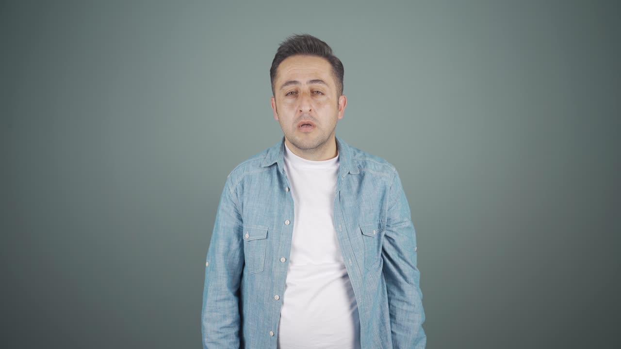 아픈 남자가 기침하고 있어.