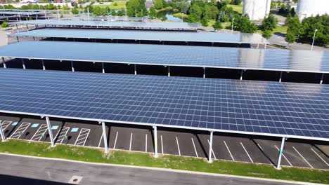 Paneles-Solares-Instalados-En-Un-Estacionamiento-Corporativo,-Chase-Bank,-Columbus,-Ohio