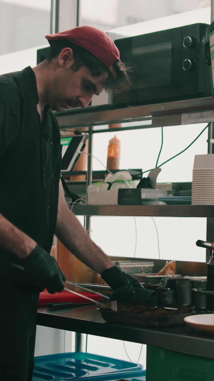 chef preparando comida en la cocina comercial
