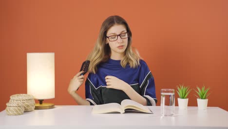 mujer joven peinándose el cabello.