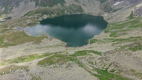 drone fpv volando sobre un tranquilo lago de montaña en los altos tatra de eslovaquia