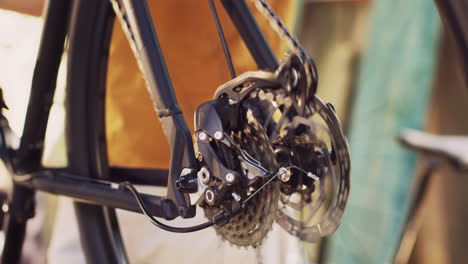 ajuste de la rueda de la bicicleta por el hombre al aire libre