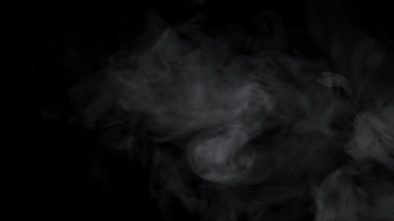 Fumo bianco astratto che si dissolve su sfondo nero