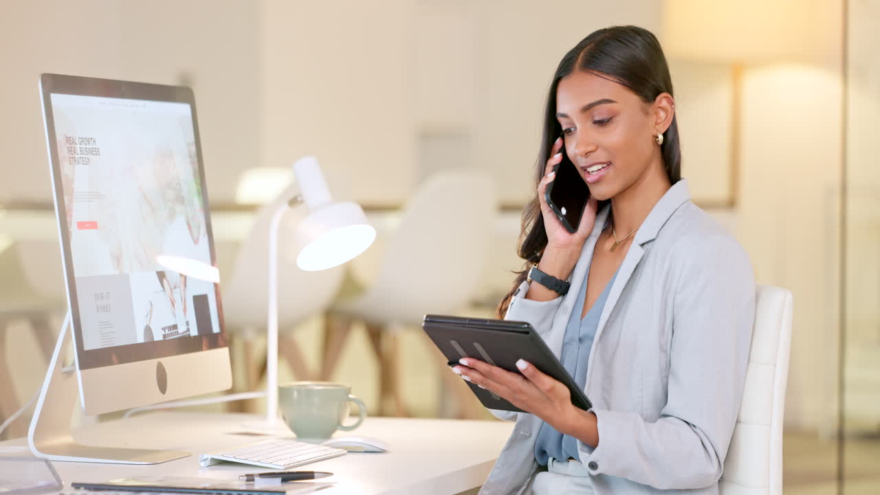 agente de marketing leyendo un plan de estrategia