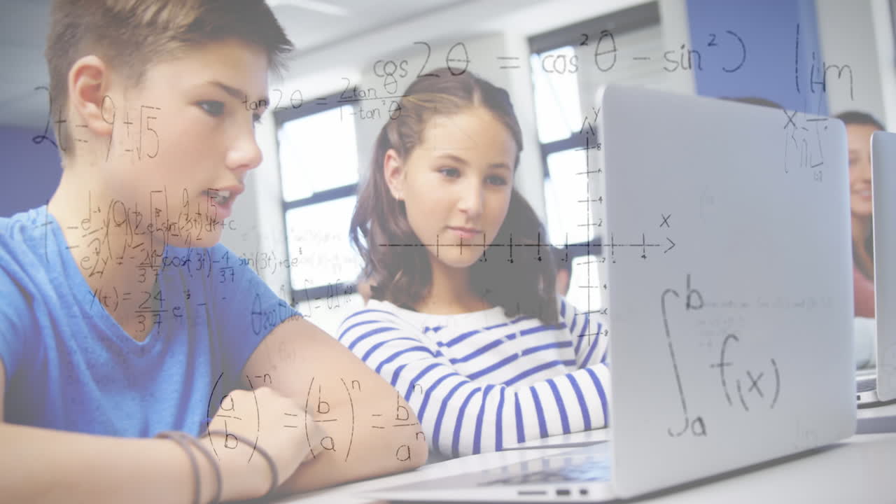 animación de ecuaciones matemáticas sobre niños de escuela usando computadora portátil en el aula