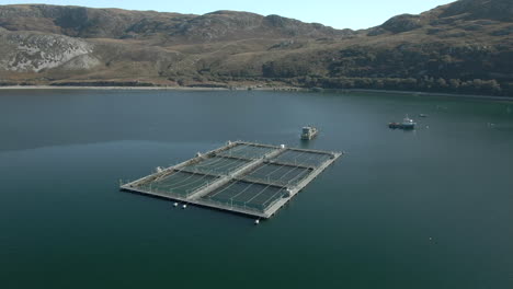 una vista aérea de una instalación de acuicultura en el lago eriboll en las tierras altas escocesas en un día soleado