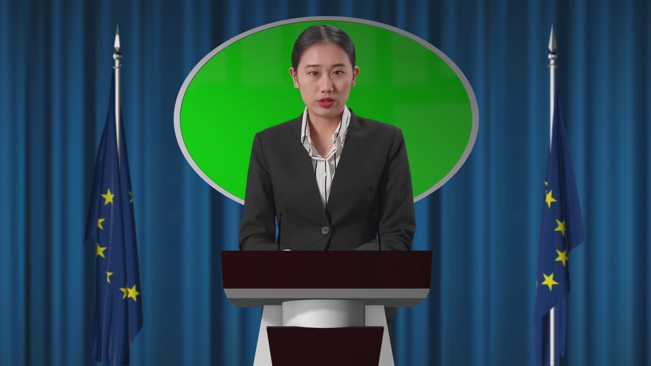 mujer dando una conferencia de prensa en un podio con una pantalla verde
