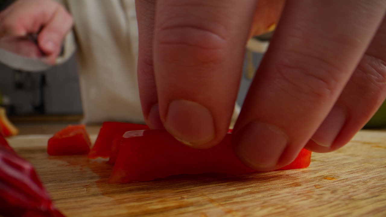 은 고추를 잘라