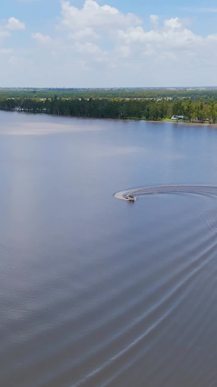보트 서클은 호수에서 파도와 재미를 만니다.