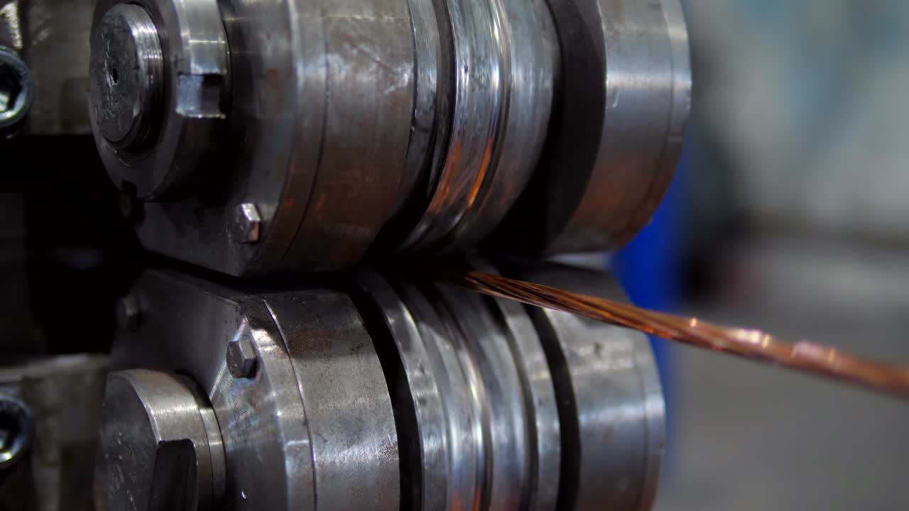 Il processo di produzione di cavi elettrici realizzati con filo di rame. Primo piano di filo di rame trafilato