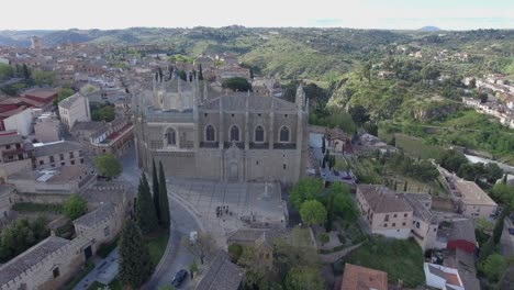 Video-Aereo-Del-Monasterio-De-San-Juan-De-Los-Reyes-Y-Vistas-De-Toledo,-España