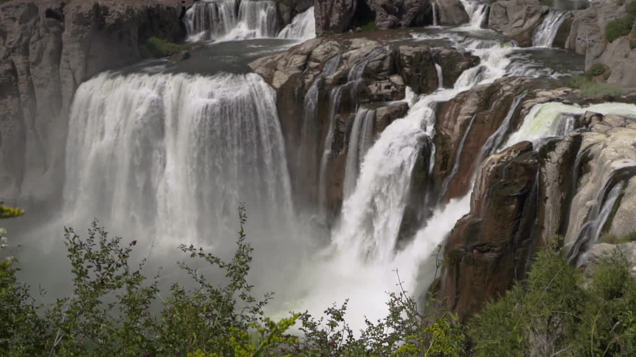 enormes cascadas cayendo en cámara lenta | toma cerrada de shoshone falls