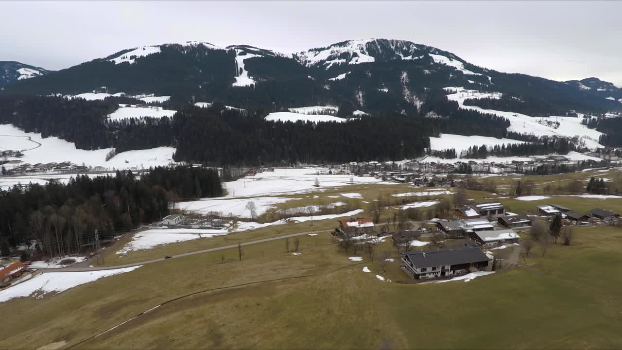 Drone in volo sulle Alpi svizzere in Austria.