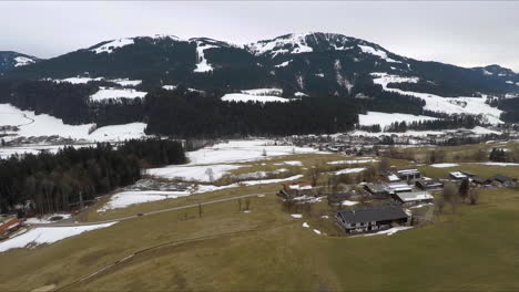 drone volador sobre los alpes suizos en austria