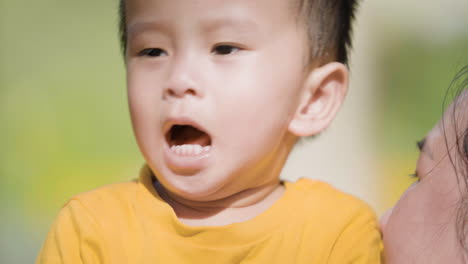 어머니 와 함께 놀고 있는 행복 한 아이