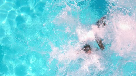 Pareja-Tomados-De-La-Mano-Y-Saltando-En-La-Piscina