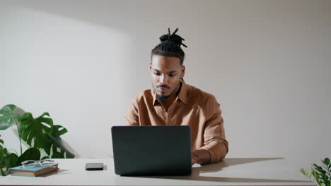 Hombre-Serio-Abriendo-La-Computadora-Portátil-En-El-Primer-Plano-De-Casa.-El-Joven-Empezó-A-Trabajar-En-La-Computadora.