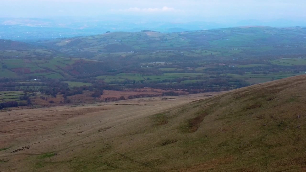 Ampia veduta aerea paesaggistica del Parco Nazionale Brecon Beacons Bannau Brycheiniog utilizzato per attività all'aperto. Escursionismo, Viaggi, Riprese con drone 4K.