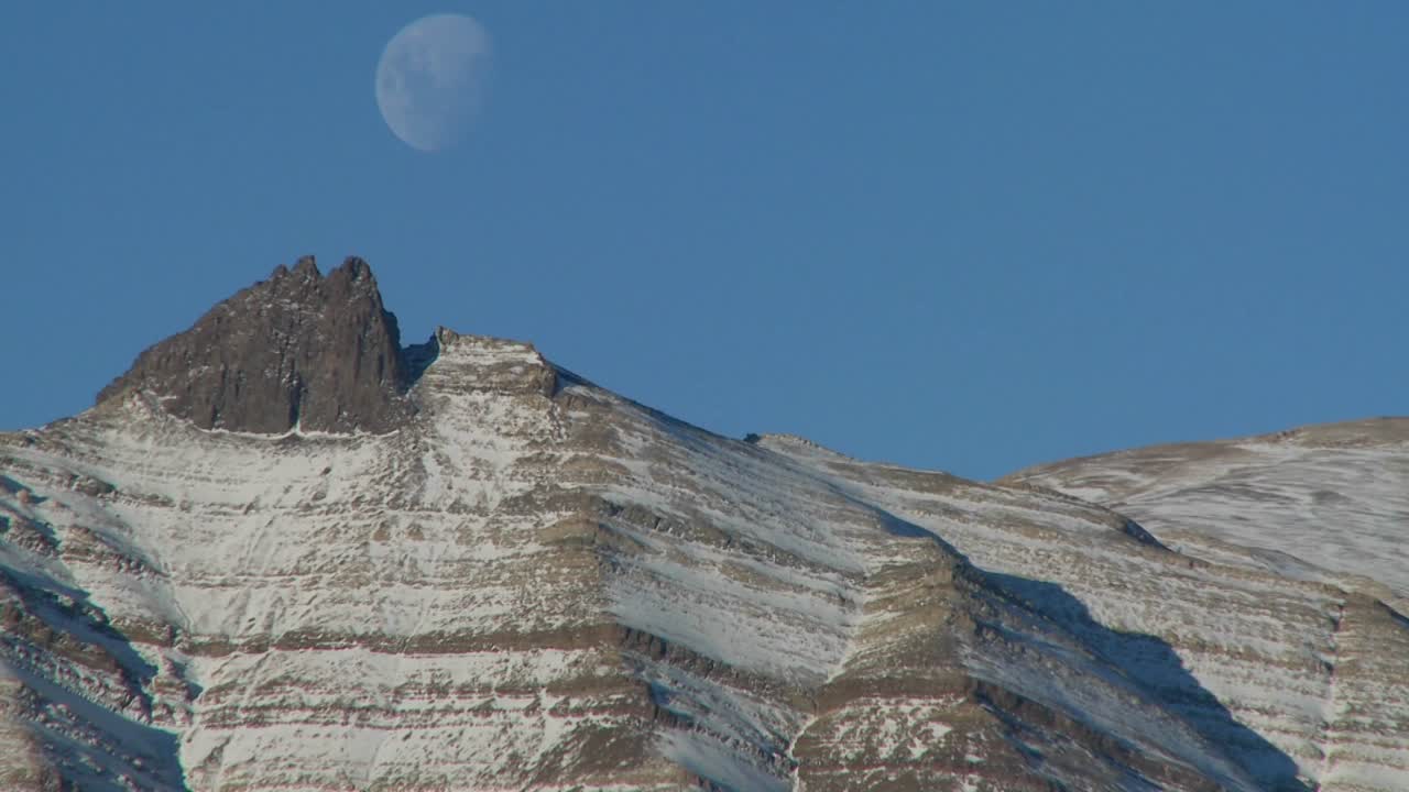 una luna llena se eleva sobre las montañas de los andes en la patagonia 1